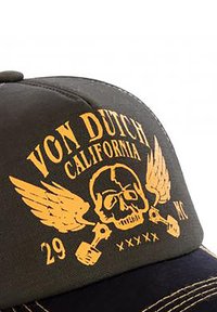 Schwarze Von Dutch Kappe mit gelbem Totenkopf, Flügeln, Kolben, "California" und "29" auf dem vorderen Panel bedruckt.