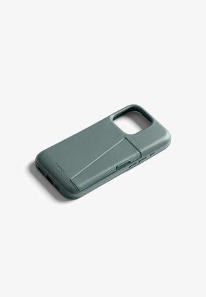 Coque de téléphone verte mince avec support pliable intégré et découpes pour l'appareil photo, les boutons et les ports de charge.