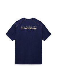 Tmavě modré tričko s krátkými rukávy a nápisem "NAPAPIJRI geographic" vybledlým bílým písmem přes horní část zad.