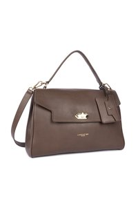 Borsa a tracolla in pelle marrone con un design strutturato, accessori in oro, patta frontale e etichetta removibile. Presenta una maniglia superiore e una tracolla regolabile.
