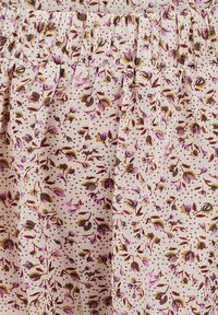 Leichter Stoff mit kleinen Blumenmustern in Pink, Braun und Gelb auf einem beigen Hintergrund. Mit einem gerafften Taillenbund.