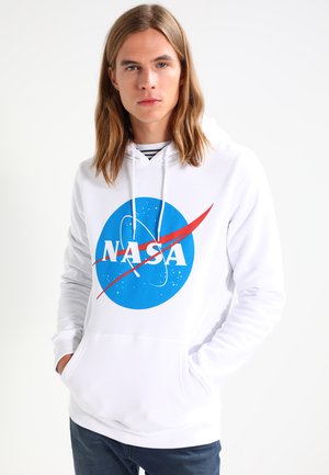 Hanorac alb cu un logo NASA albastru și un swoosh roșu înclinat. Fabricat dintr-un material moale, are buzunar tip kangaroo și glugă cu șnur ajustabil.