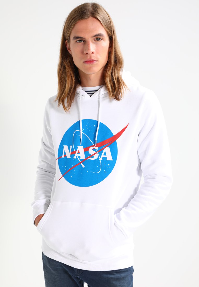 Fehér kapucnis pulóver, kék NASA logóval és vörös, ferde íveléssel. Puha anyagból készült, kenguruzsebes, és állítható húzózsinórral rendelkezik.