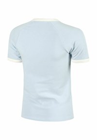 Camiseta de color azul claro con mangas cortas, con cuello y bordes de las mangas en blanco en contraste. Fabricada en una tela suave, presenta un cuello redondo clásico.