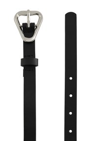 Melnas ādas josta ar trīsstūra formas sudraba metāla sprādzi, gludu tekstūru un vairākām regulēšanas caurumiem gar siksnu.