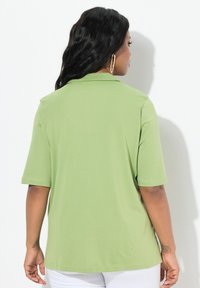 Grön kortärmad polo skjorta i slät tyg, med klassisk krage och rak nederkant, enkel sömnad och avslappnad passform.
