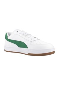 Zapatillas Puma con parte superior de cuero blanco y un acento verde, punta redonda, diseño plano con cordones y suela de goma.