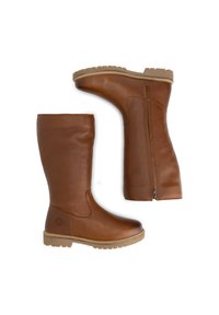 Een paar bruine leren laarzen tot halverwege de kuit met een zijrits en beige rubberen zolen, één laars rechtop en één op zijn zij op een witte achtergrond.