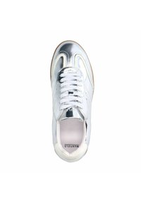 Silberne Sneaker mit glänzender Oberfläche, weißen Lederdetails, runder Zehenpartie und weißen Schnürsenkeln. Verfügt über ein minimalistisches Design und dezente Markenkennzeichnung.