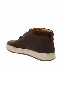 Sneaker mid-top in pelle marrone con lacci neri, colletto imbottito e suola in gomma bianca, vista dal lato esterno e dal retro.