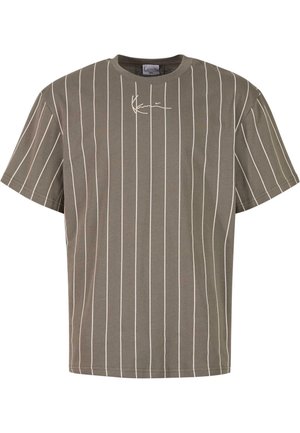 T-shirt en coton gris avec des rayures verticales blanches, col rond, manches courtes et un petit design signature sur la poitrine.