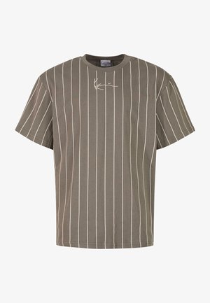 Tricou din bumbac gri, cu dungi verticale albe, guler rotund, mâneci scurte și un mic design distinctiv pe piept.