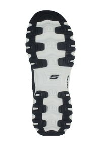 Sola de sapatilha atlética em preto e branco com borracha texturizada para aderência. Apresenta um design moldado com sulcos e um padrão de perfil distinto.