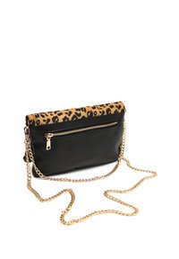 Borsa a tracolla in pelle nera con una patta in tessuto a stampa leopardata, caratterizzata da una tasca con zip sul fronte e una tracolla in catena dorata.