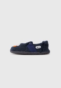 Zapatilla de casa de color azul marino con una tira ancha, detalles en naranja y blanco en la puntera, y una suela de goma negra texturizada para mayor agarre.