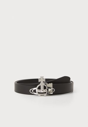 Svart lærbelte med en sølvfarget spenne formet som en planet med et kors, glatt tekstur og minimalistisk design.