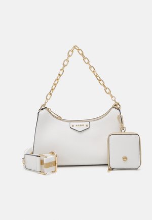 Biały teksturowany zestaw torebek z uchwytem na złotym łańcuszku, odpinanym paskiem oraz małą kwadratową saszetką na monety z detalami w złotym kolorze.