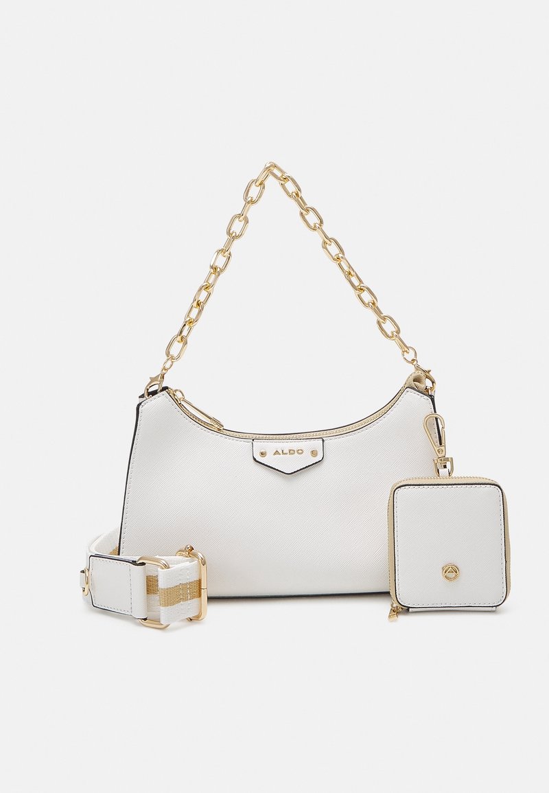 Ensemble de sacs à main blancs texturés avec poignée chaîne dorée, sangle amovible, et petite pochette carrée pour pièces avec détails métalliques dorés.