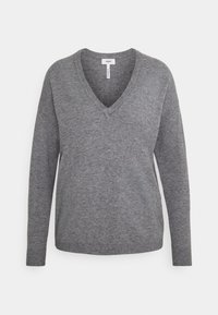 Pull gris à col en V en tissu tricoté doux, avec manches longues et poignets côtelés, coupe décontractée et design simple.