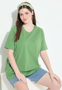 Ulla Popken GRANDES TAILLES - Jednoduché tričko - moss green