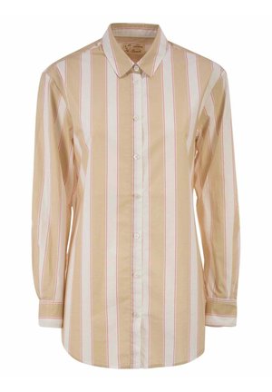Camicia beige e bianca a righe verticali con maniche lunghe, bottoni, colletto e sottili linee rosse di accento, mostrata frontalmente.