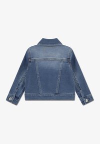 Fakó kék színű farmerdzseki, klasszikus gallérral, hosszú ujjakkal, gombos mandzsettákkal és két hátsó varrásdísszel.