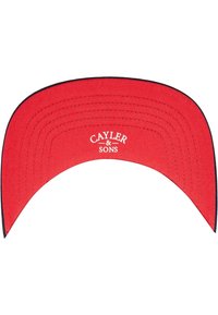 Rød krum skygge med en tekstureret overflade og en hvid broderet logo, der står "CAYLER & SONS" på midten.