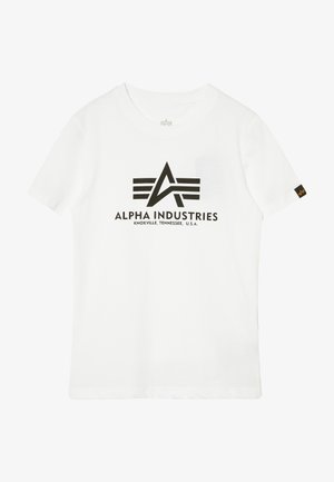 Camiseta de algodón blanca con un logo negro impreso que presenta formas abstractas y el texto "ALPHA INDUSTRIES" en la parte delantera. Mangas cortas, cuello redondo.