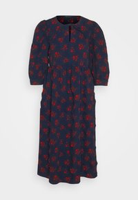 Robe midi bleu marine à manches longues avec imprimé floral rouge, col rond avec petite fente et taille ample et froncée. Aucun accessoire visible.