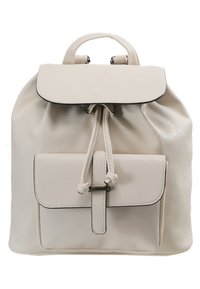 Kremowy skórzany plecak z zamknięciem na sznurki, przednią kieszenią z klamrą oraz górnym uchwytem do noszenia. Gładka tekstura.