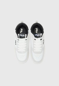 Hvite og grå sneakers med svarte detaljer, med perforert tåboks, polstret krage og lisser. Logo vist på tungen.