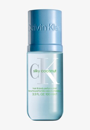 Brume parfumée pour cheveux et corps au parfum coco soyeuse de Calvin Klein dans un flacon spray transparent bleu clair de 100 ml avec bouchon assorti.