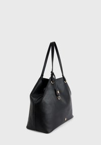 Zwarte gestructureerde leren totebag met dubbele schouderbanden en gouden hardware op een effen lichte achtergrond.