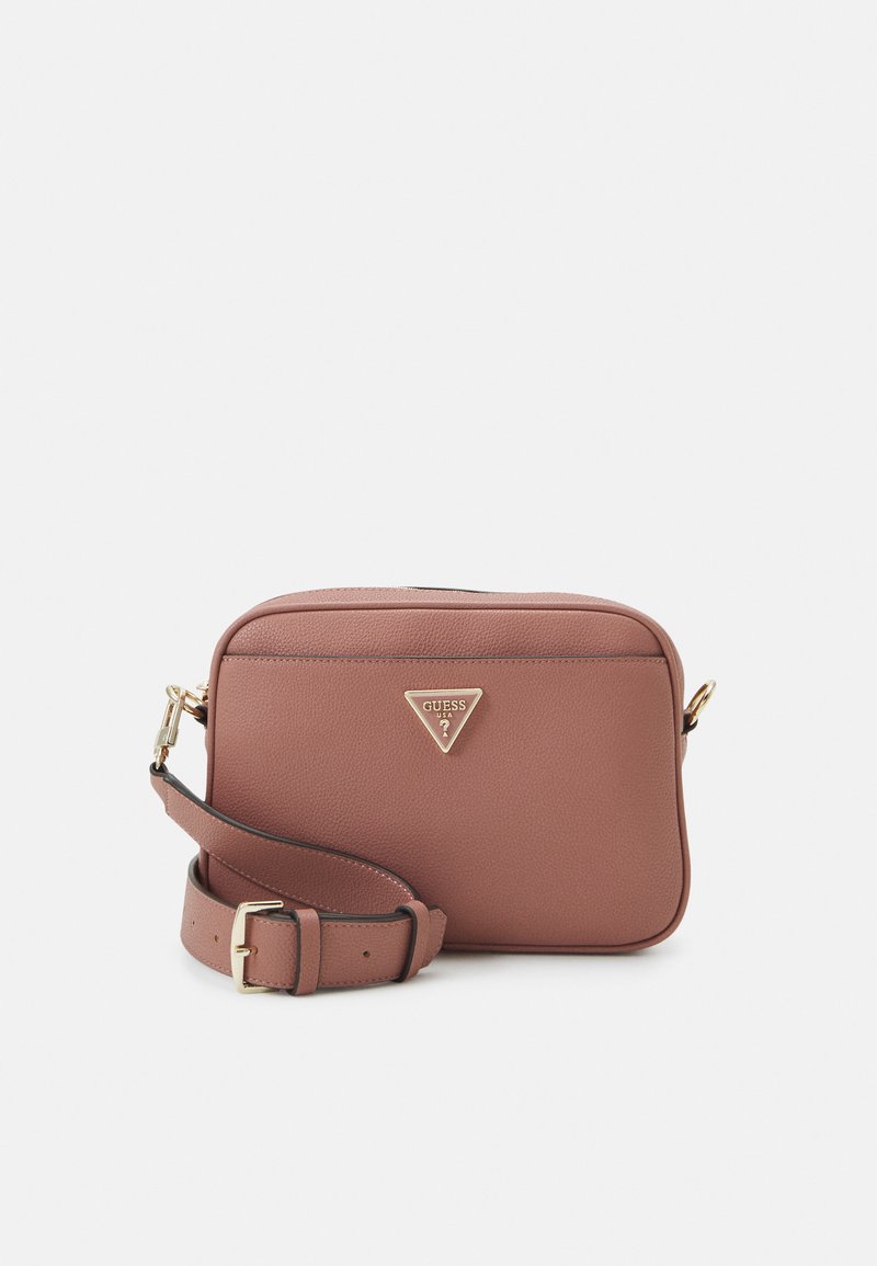 Borsa a tracolla in pelle marrone con texture, logo triangolare dorato, chiusura con zip e tracolla regolabile. Forma rettangolare compatta.