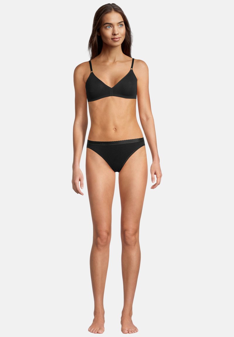 Schwarzes BH- und Bikiniunterwäsche-Set, das ein nahtloses Design, verstellbare Träger und eine weiche Textur mit minimalistischen Akzenten bietet.