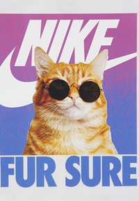 Oransje tabbymis med runde svarte solbriller, mot en gradient lilla bakgrunn med en stor Nike-logo og teksten "FUR SURE" nedenfor.