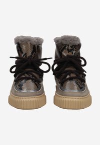 Baskets montantes à motif serpent avec des lacets marron, un col en peluche gris et une semelle en caoutchouc beige texturé.