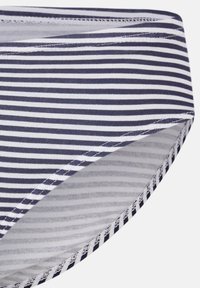Gestreifte Bikiniunterteile in Marineblau und Weiß, aus weichem Stoff, mit hochgeschnittenem Design und flachen Nähten für hohen Tragekomfort.