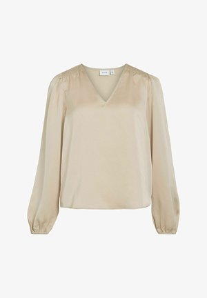 Beżowa bluzka z długim rękawem i dekoltem w serek, z marszczeniami na ramionach i gładką, jedwabistą teksturą. Prosty, luźny krój.