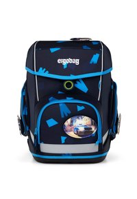 Sac à dos de marine avec des motifs géométriques bleus, design ergonomique, poche frontale zippée, bande réfléchissante et un patch circulaire représentant une voiture.