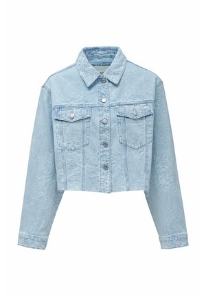 Chaqueta vaquera corta azul claro con patrones florales en relieve, cierre frontal con botones, dos bolsillos con solapa en el pecho y mangas largas con puños abotonados.