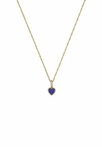 Collar de cadena trenzada de oro con un colgante en forma de corazón azul, adornado con pequeñas piedras preciosas transparentes en un engaste de oro.