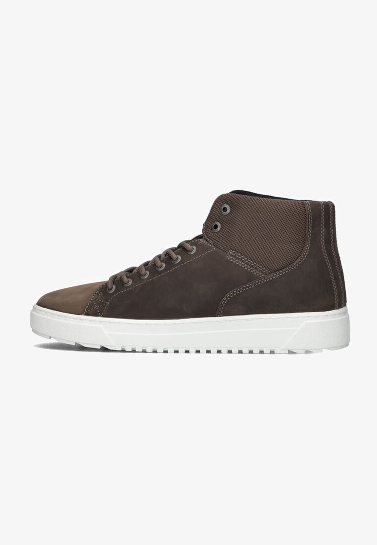 Bruine leren hoge sneakers met een textuur mesh-paneel, witte rubberen zool, metalen oogjes en bruine veters.