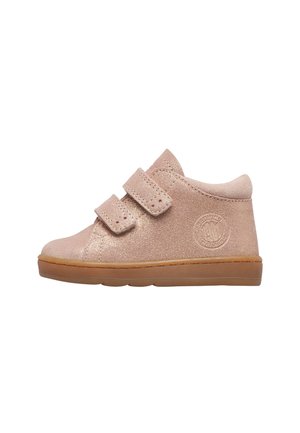 Scarpetta rosa da bambino con due cinturini in velcro regolabili e suola in gomma marrone chiaro, vista di lato su sfondo bianco.