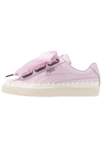Rosa Leder-Sneaker mit einer gewellten weißen Zwischensohle, ausgestattet mit großen rosa Satin-Schnürsenkeln und einem grauen Logo an der Seite.