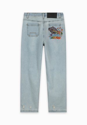 Lichtblauwe denim jeans met een rechte pijp, voorzien van een speels geborduurd ontwerp met een cartoonachtige aap en kleurrijke tekst.