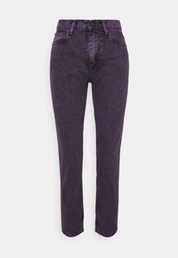 Violetti farkut korkealla vyötäröllä, suoralla lahkeella, jossa etutaskut, vyölenkit ja tumma pesutyyli.