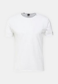 Hvid kortærmet t-shirt lavet af bomuld med rund hals, der har en lille sort detalje på venstre ærme og en ren, glat tekstur.