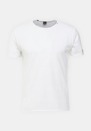 Witte kortegalm T-shirt van katoen met een ronde hals, voorzien van een klein zwart accent op de linkermouw en een schone, zachte textuur.