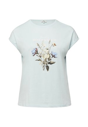 T-shirt bleu clair à manches courtes avec des revers roulés, présentant un imprimé botanique central de fleurs bleues et blanches ainsi que des feuilles vertes.